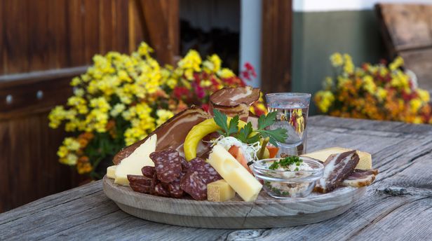 Jause bei der Alpe Putzen in St. Jakob