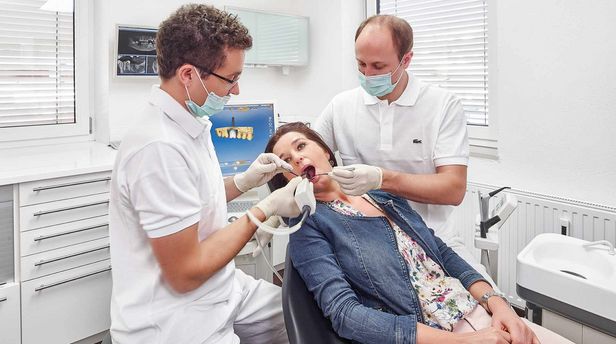 Dr. Scherfler bei der Arbeit