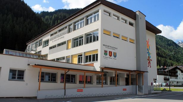 Außenansicht Nord Neue Mittelschule St. Anton