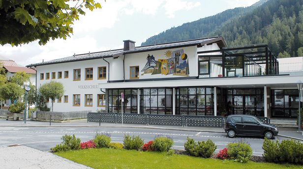 Außenansicht Volksschule St. Anton