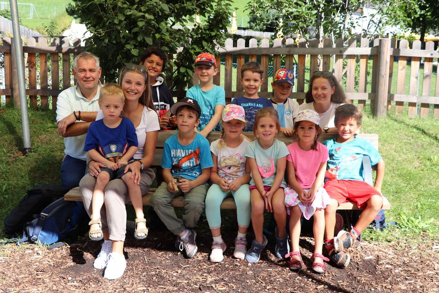Gruppenfoto: Kinder der Sommerbetreuung, Betreuerin Sarah und Stefan sowie Bürgermeister Helmut Mall