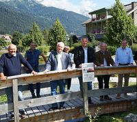 Treffen zum 20 Jahre Bahnverlegung: Hotelier Reinhard Alber, Bernhard Prantauer (Gemeinde St. Anton), Ehrenbürger Adi Werner, Wilma Himmelfreundpointner (TVB), Bgm. Helmut Mall (Bürgermeister), Heinrich Wagner (ehem. Tourismusdirektor), Hotelier und ehemaliger Gemeindevorstand Franz Tschol und Amtsleiter Wolfgang Jörg (v.l.).