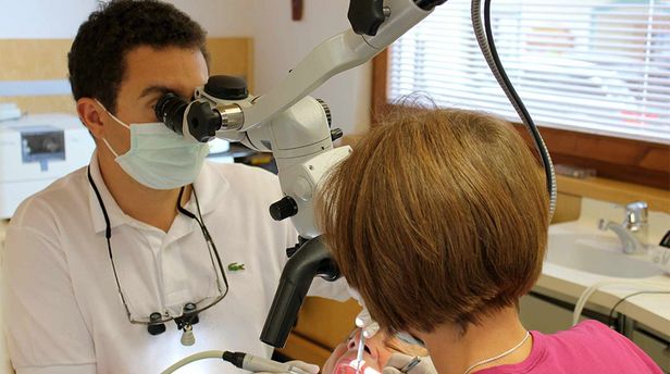 Dr. Scherfler bei der Arbeit