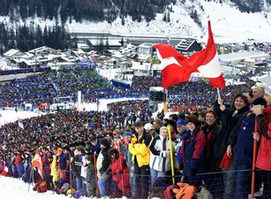 Historische Ansicht: Menschenmassen bei den FIS Alpine Ski Weltmeisterschaften 2001